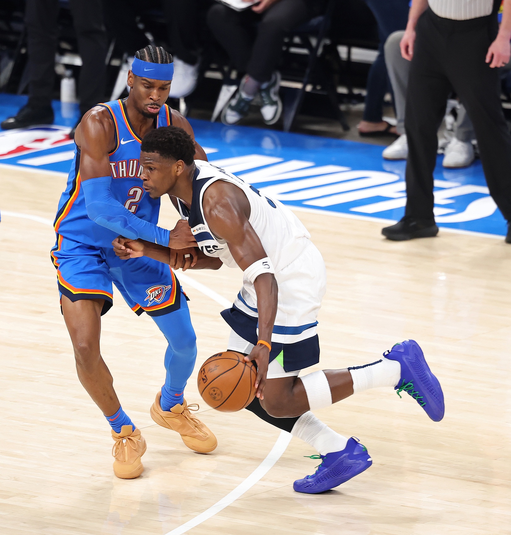 开云娱乐-比尔·西蒙斯:爱德华兹是现役前5 他觉得自己比亚历山大更强